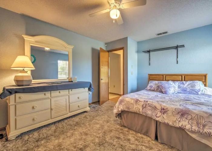 Spring Hill Home w/ Pool ~ 1 Mi to Weeki Wachee