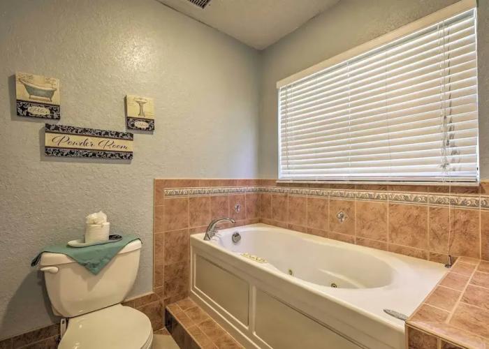 Spring Hill Home w/ Pool ~ 1 Mi to Weeki Wachee