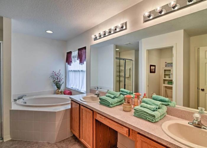 Bright Spring Hill Home: 5 Mi to Weeki Wachee Park
