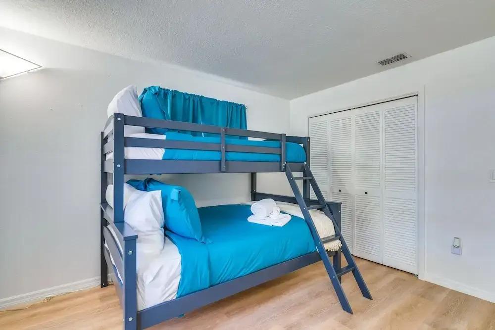 фото Home w/ Screened Porch, Near Weeki Wachee Springs!