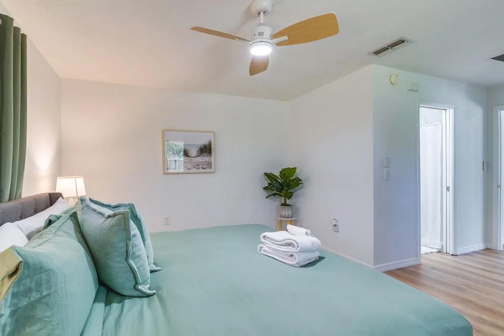 фото Home w/ Screened Porch, Near Weeki Wachee Springs!