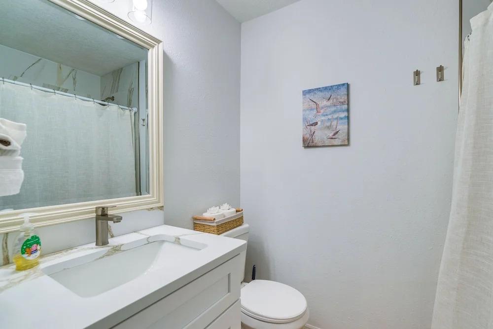 фото Home w/ Screened Porch, Near Weeki Wachee Springs!