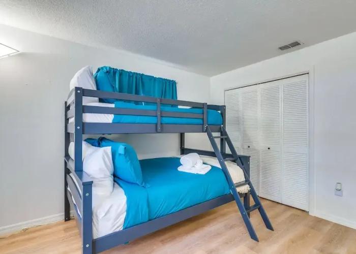 Home w/ Screened Porch, Near Weeki Wachee Springs!