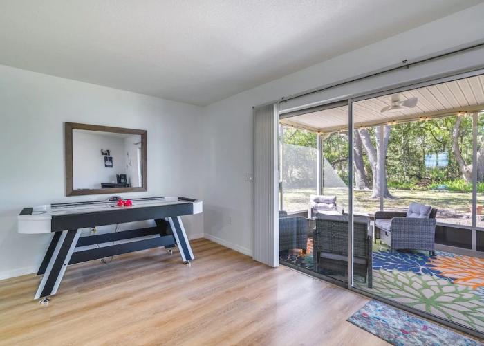 Home w/ Screened Porch, Near Weeki Wachee Springs!