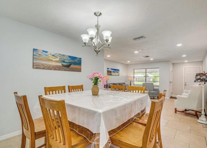 13 Mi to Hudson Beach: Spring Hill Home w/ Lanai