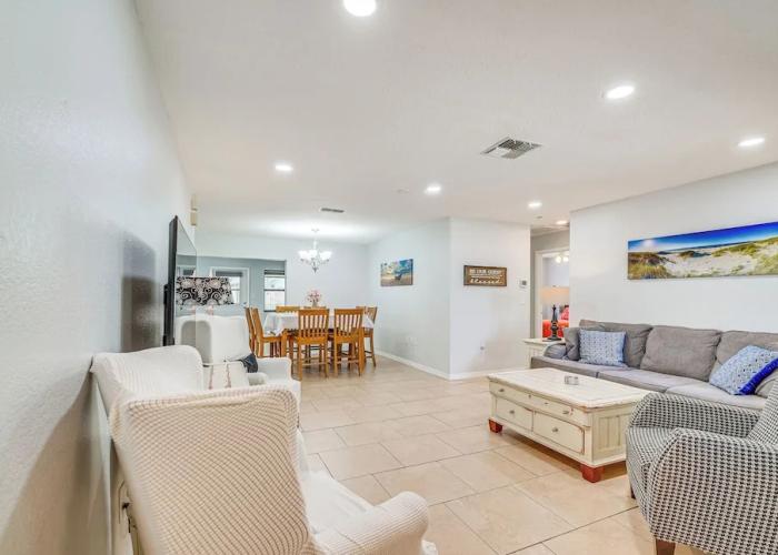 13 Mi to Hudson Beach: Spring Hill Home w/ Lanai