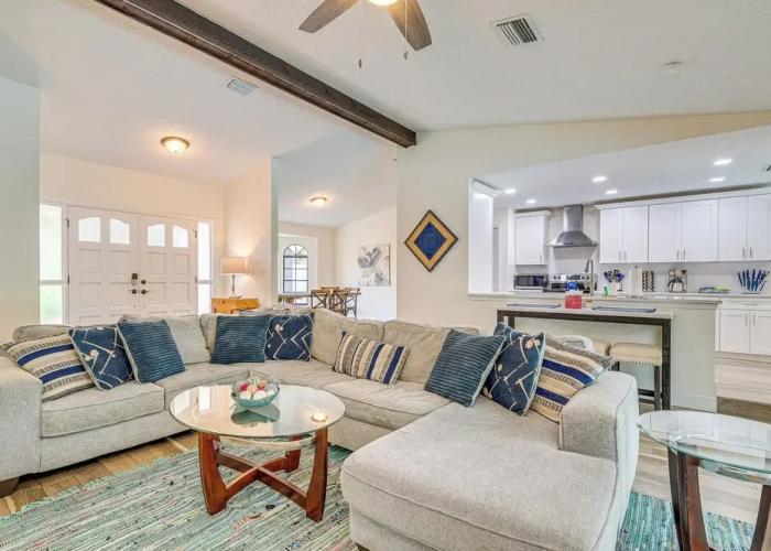 Spring Hill Retreat w/ Pool: 7 mi to Weeki Wachee!