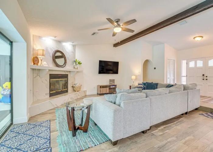 Spring Hill Retreat w/ Pool: 7 mi to Weeki Wachee!