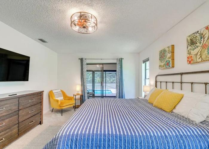 Spring Hill Retreat w/ Pool: 7 mi to Weeki Wachee!