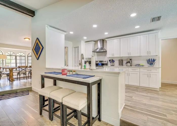 Spring Hill Retreat w/ Pool: 7 mi to Weeki Wachee!