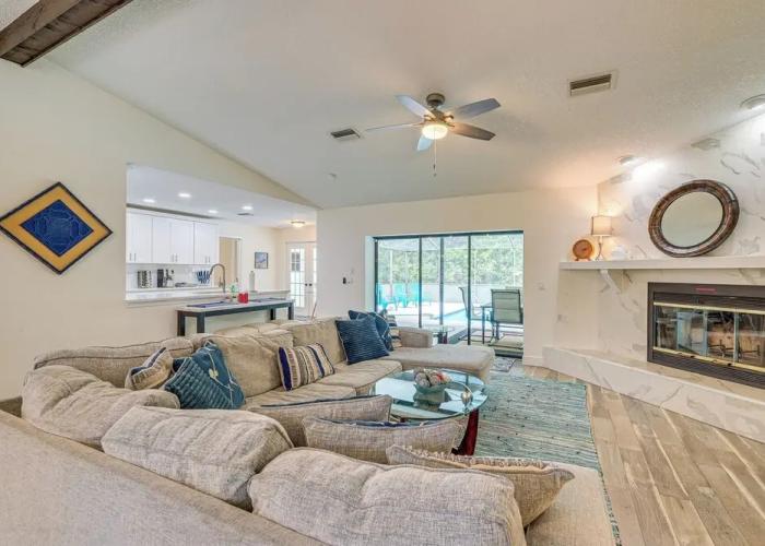 Spring Hill Retreat w/ Pool: 7 mi to Weeki Wachee!