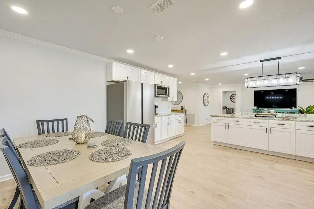 фото Spring Hill Home w/ Pool, BBQ Grill & Outdoor TV!