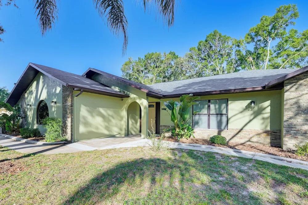 фото Spring Hill Home w/ Pool, BBQ Grill & Outdoor TV!