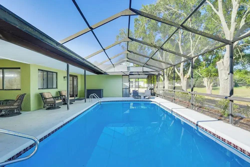 фото Spring Hill Home w/ Pool, BBQ Grill & Outdoor TV!