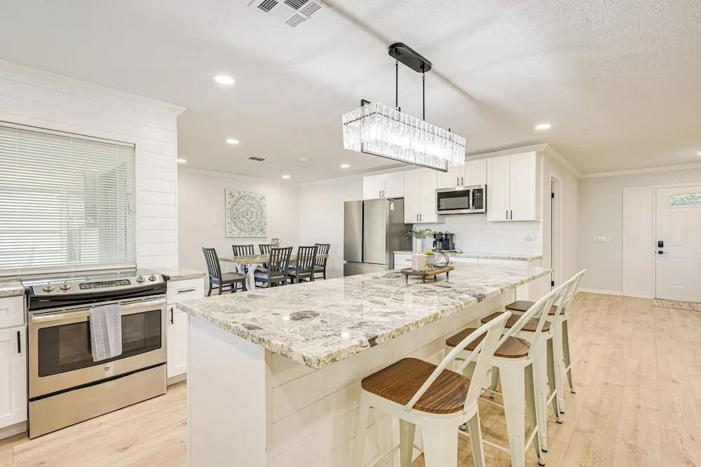 фото Spring Hill Home w/ Pool, BBQ Grill & Outdoor TV!