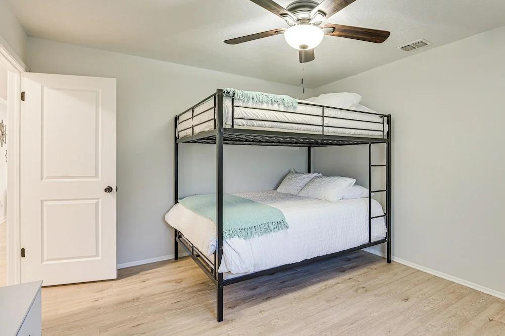 фото Spring Hill Home w/ Pool, BBQ Grill & Outdoor TV!