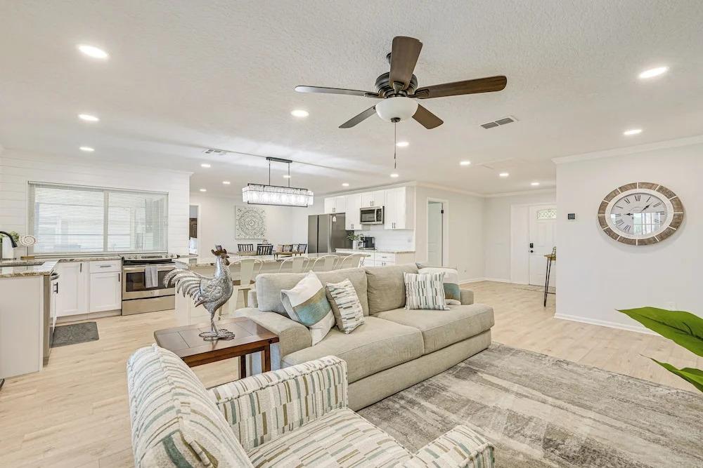 фото Spring Hill Home w/ Pool, BBQ Grill & Outdoor TV!