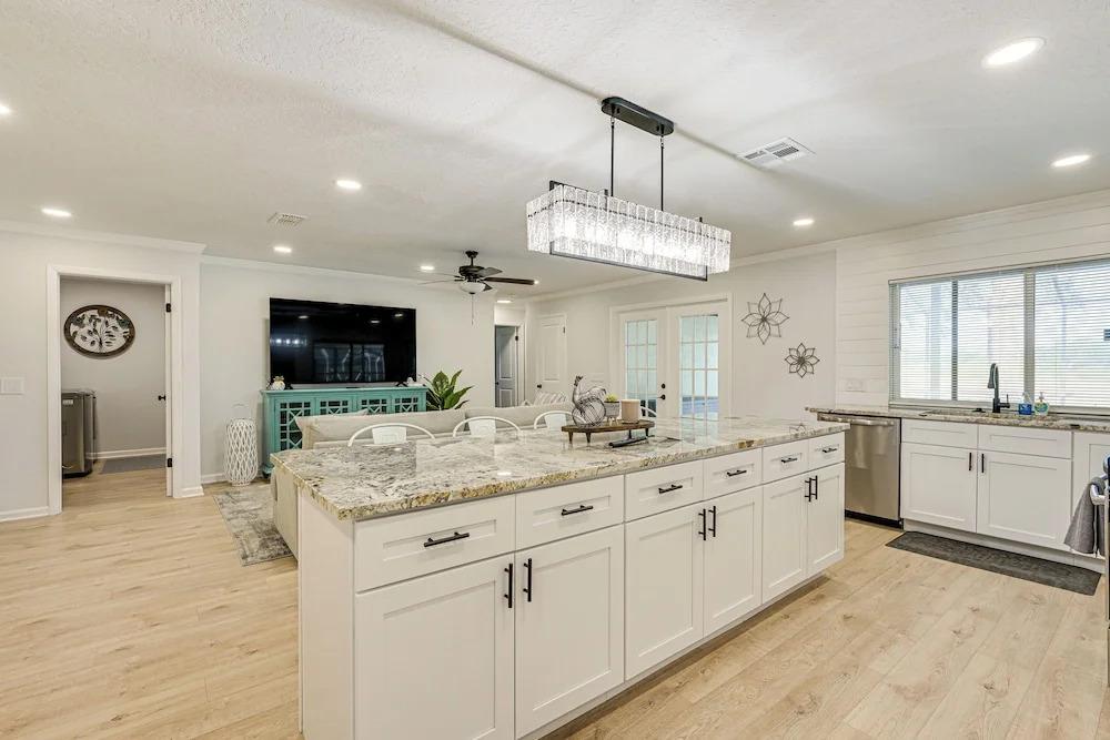 фото Spring Hill Home w/ Pool, BBQ Grill & Outdoor TV!