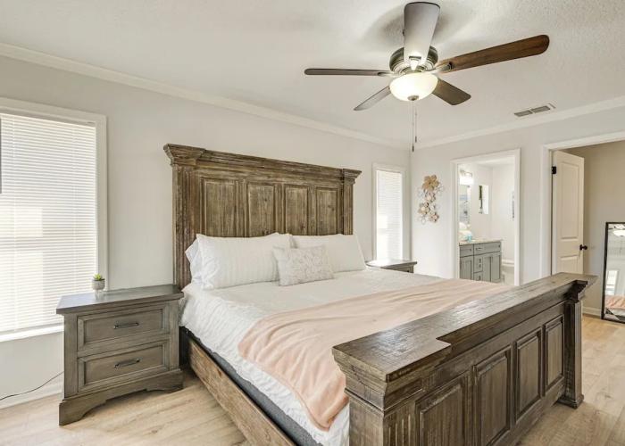 Spring Hill Home w/ Pool, BBQ Grill & Outdoor TV!