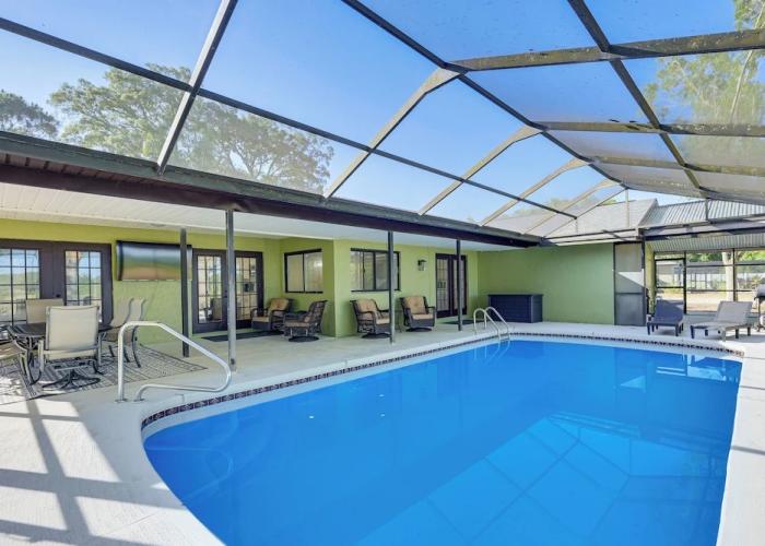 Spring Hill Home w/ Pool, BBQ Grill & Outdoor TV!