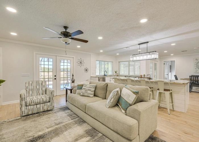 Spring Hill Home w/ Pool, BBQ Grill & Outdoor TV!