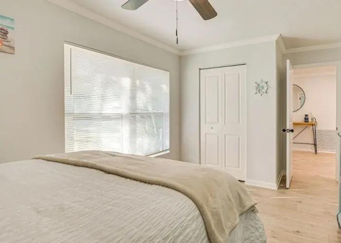 Spring Hill Home w/ Pool, BBQ Grill & Outdoor TV!