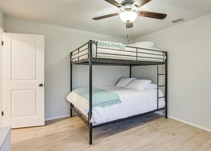 Spring Hill Home w/ Pool, BBQ Grill & Outdoor TV!