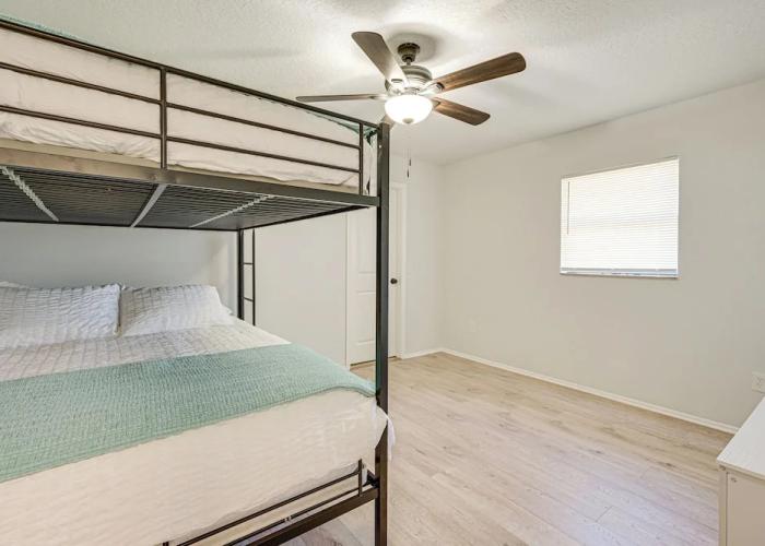 Spring Hill Home w/ Pool, BBQ Grill & Outdoor TV!