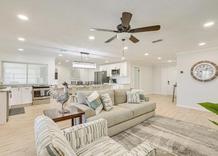 Spring Hill Home w/ Pool, BBQ Grill & Outdoor TV!