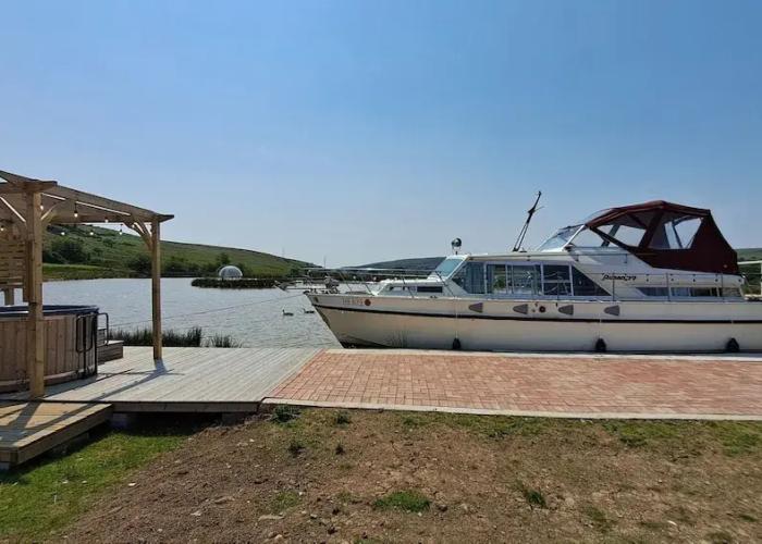 The Rose 37ft Lakeside Yacht inc Hot Tub