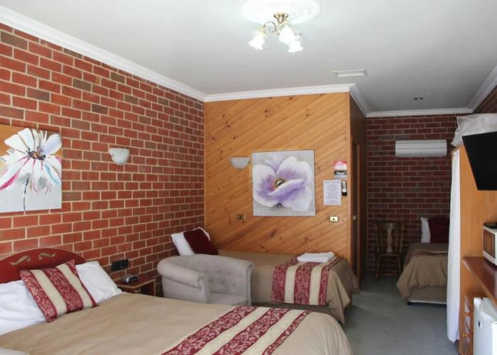 The Elms Motor Inn