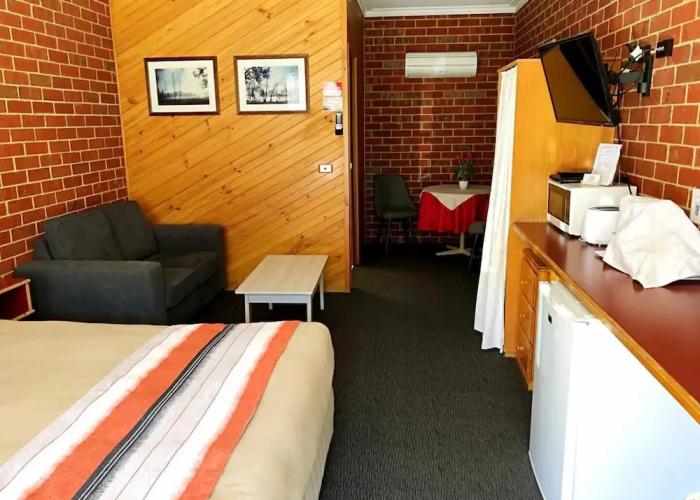 The Elms Motor Inn