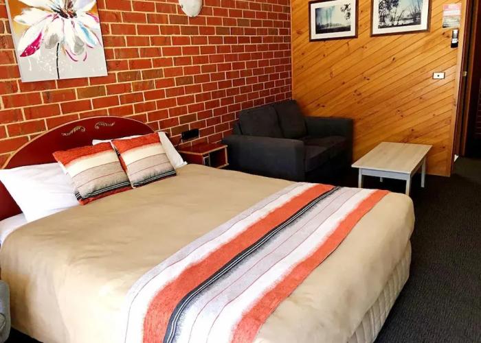 The Elms Motor Inn
