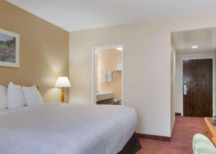 All Seasons Inn & Suites