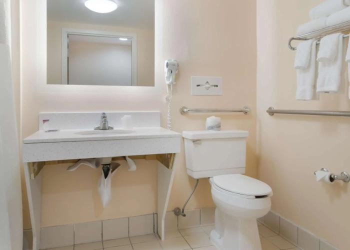 All Seasons Inn & Suites