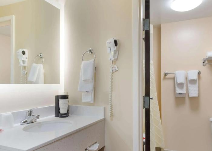 All Seasons Inn & Suites