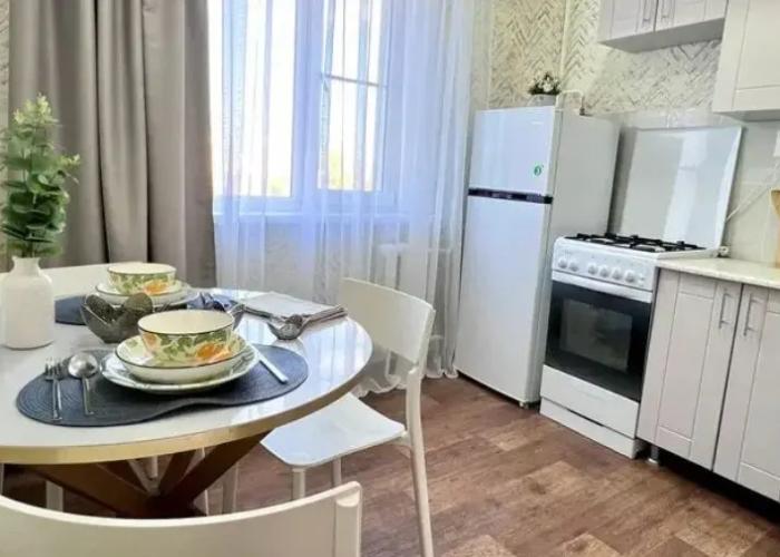 Ekonom na Druzhby 7/22  Flat