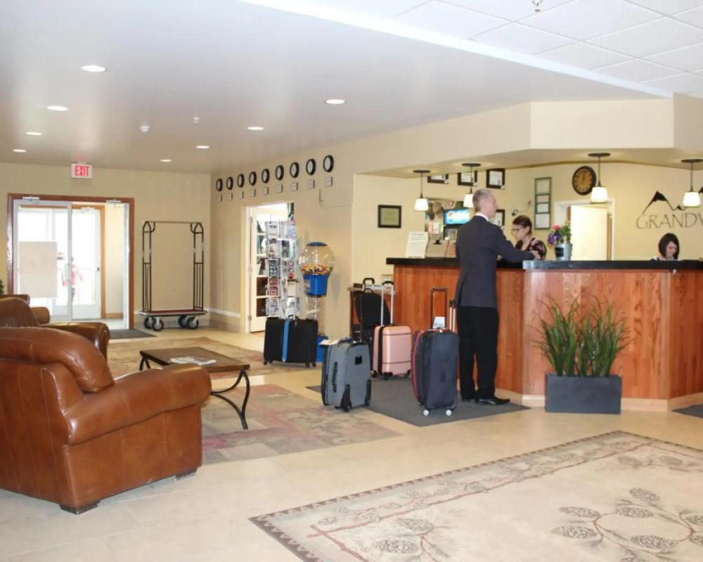 Grand View Inn & Suites