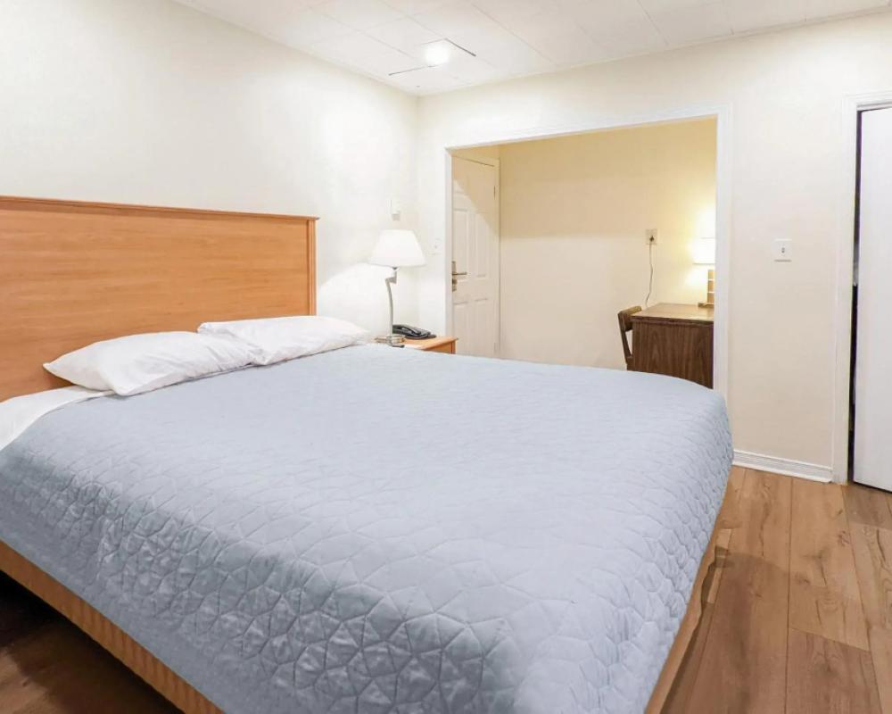 фото First Canada Inn Cornwall