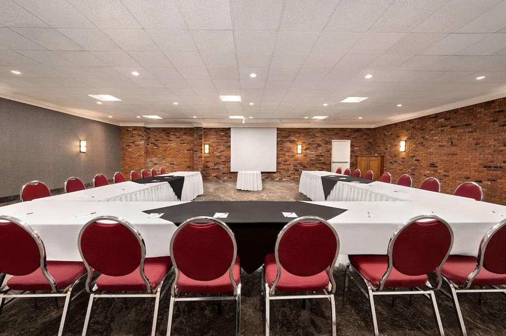 фото Ramada by Wyndham Cornwall