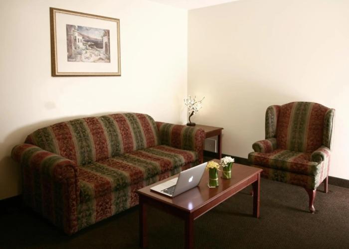 Foxwood Inn & Suites