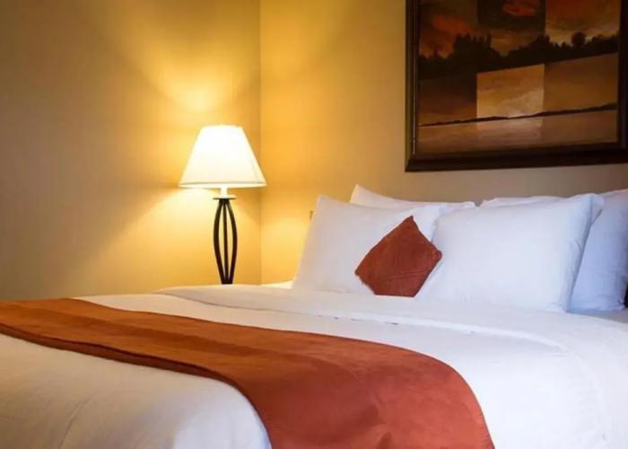 Tonquin Inn