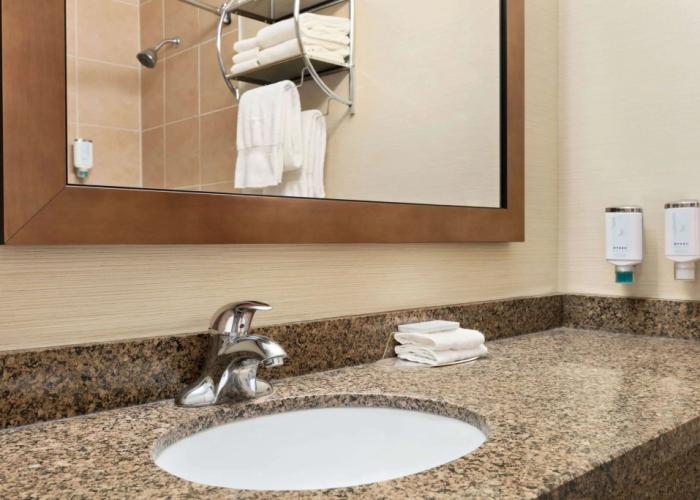 Travelodge by Wyndham Oshawa Whitby