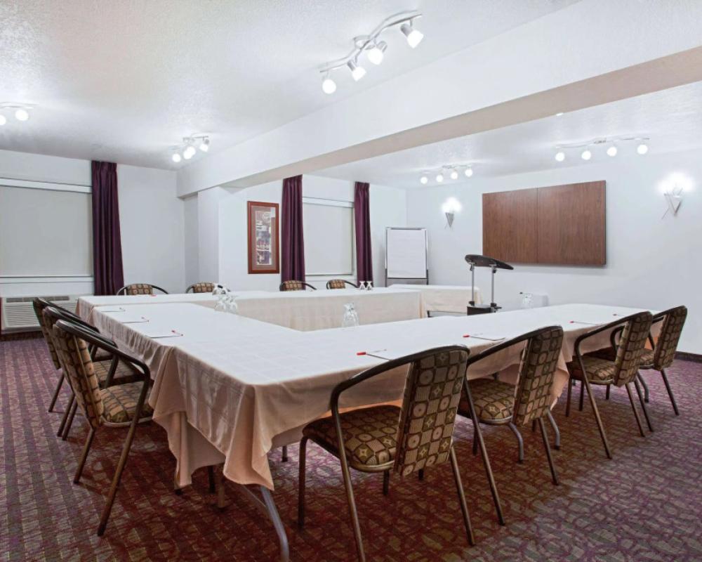 фото Ramada by Wyndham Red Deer Hotel and Suites