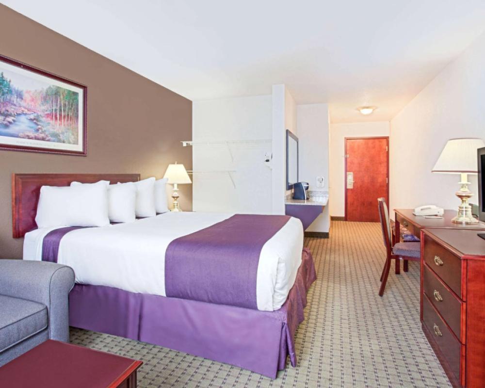 фото Ramada by Wyndham Red Deer Hotel and Suites