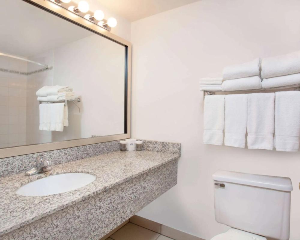 фото Ramada by Wyndham Red Deer Hotel and Suites