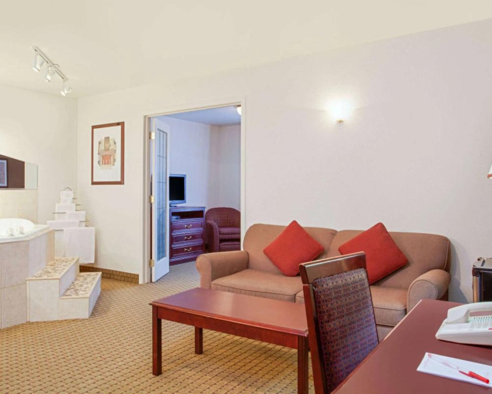 фото Ramada by Wyndham Red Deer Hotel and Suites