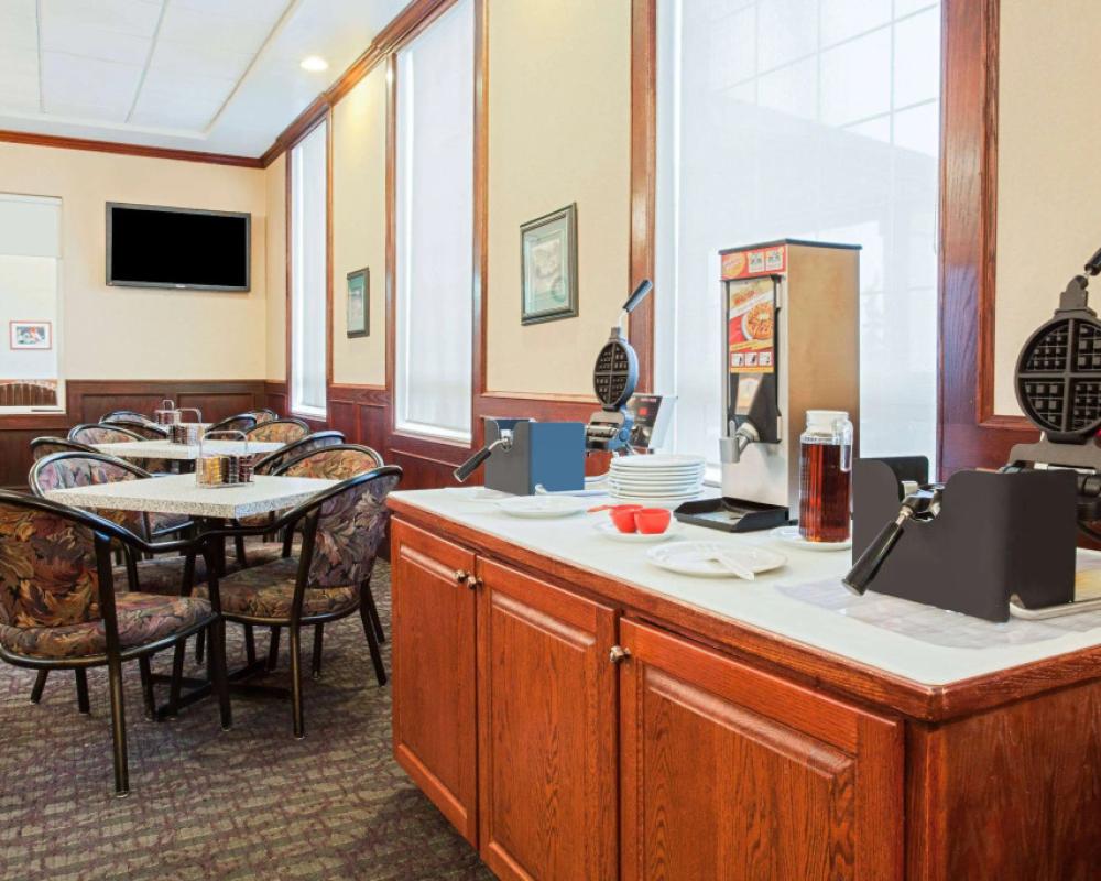 фото Ramada by Wyndham Red Deer Hotel and Suites