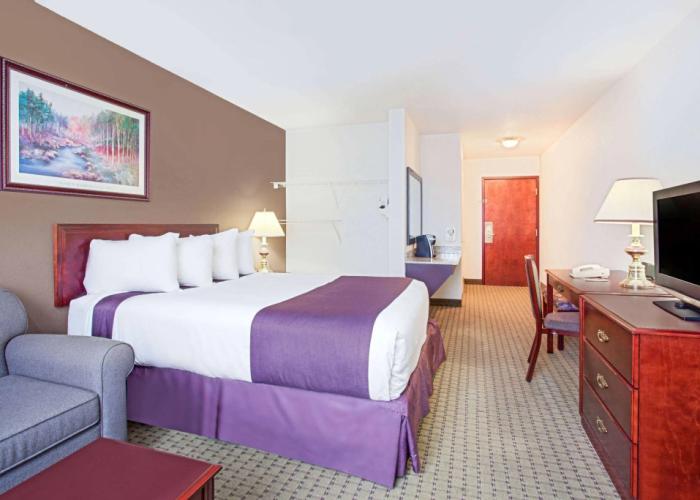 Ramada by Wyndham Red Deer Hotel and Suites