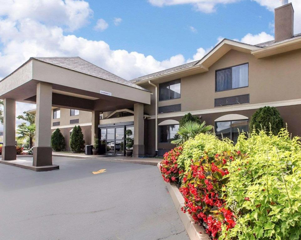 Comfort Inn & Suites - near Robins Air Force Base Main Gate